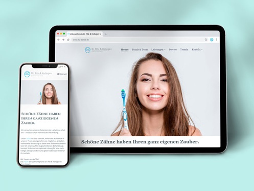 Eine Ansicht eines Tablet-PCs und eines Mobiltelefons mit der jeweiligen Ansicht der Website www.ritz-dental.de
